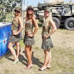 Девушки в камуфляже на салоне военной техники "Технологии в машиностроении" ТВМ - 1