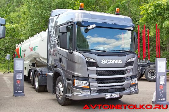 Cедельный тягач Scania P410 A6x2NA с полуприцепом топливозаправщиком ГрАЗ компании «Татнефть» на презентации в Дмитрове