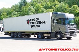 Седельный тягач Scania R440 A4x2NA с полуприцепом-фургоном Kögel Box на презентации в Дмитрове